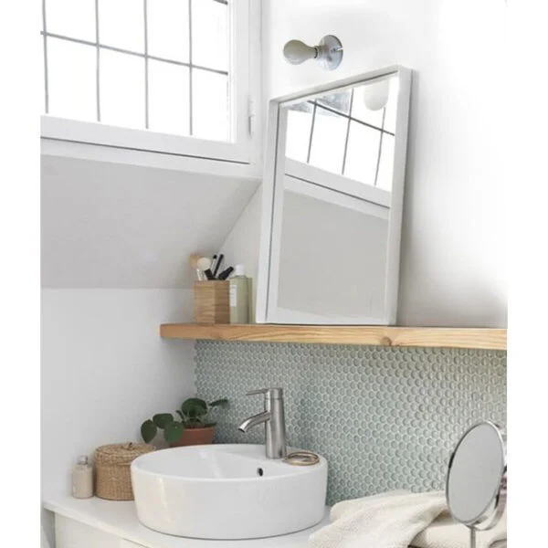Καθρέπτης μπάνιου με μεταλλικό πλαίσιο από λευκή χαλύβδινη λάμα 45x70 με φωτιστικό